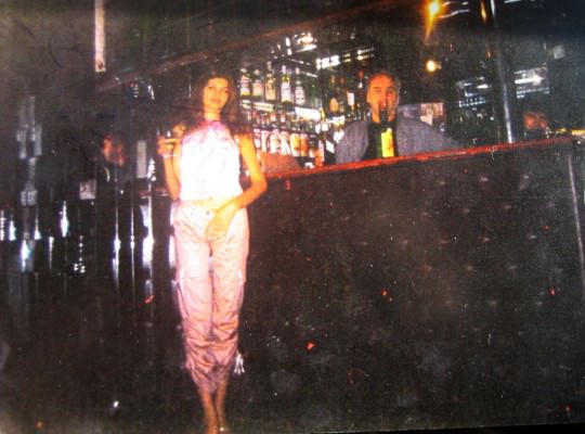 La 16 ani, Monica într-un bar de noapte, împreună cu Dinu Damaschin