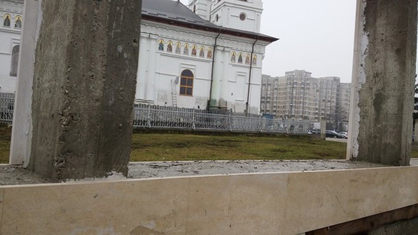 La biserica Sfântul Nicolae din Bacău se ridică un zid de apărare