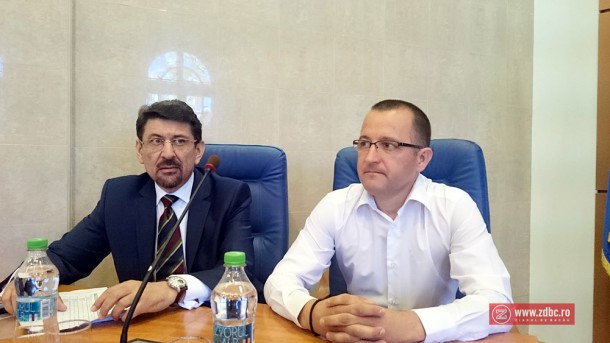 Răzvan Găină, director CRAB, și Nicolae Gnatiuc, primarul Oneștiului