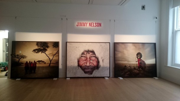 Pregatirea unei expoziții Jimmy Nelson