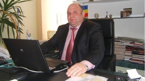 double Potential expiration Pentru că este „vătămat de calculator”, șeful CJAS Bacău ia spor de 2200 de  lei lunar - Ziarul de Bacău