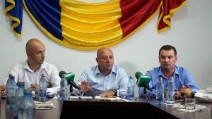 primarul comunei, Lucian Cheța, subprefectul Valentin Ivancea, vicepreședintele Silviu Pravăț