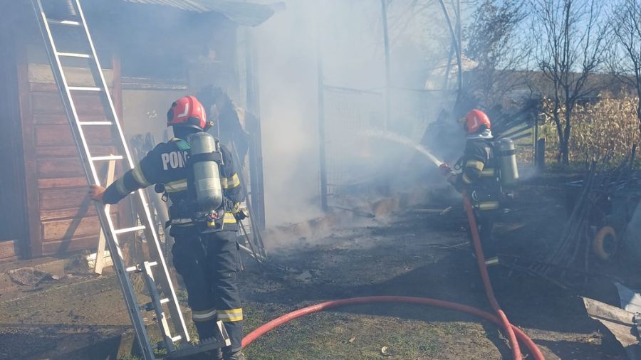 Incendiu &icirc;n Com&#259;ne&#537;ti! Un b&#259;rbat grav r&#259;nit a fost transportat la spital