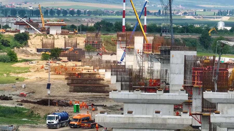 VIDEO Autostrada Moldovei Răcăciuni-Bacău: Umbrărescu este mobilizat cu 1.500 de muncitori, pentru a recupera decalajele